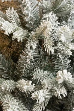 Intratuin Black Box künstlicher Weihnachtsbaum Grand Fir mit Schnee D 152 H 215 cm| Künstliche Weihnachtsbäume