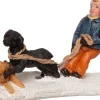 Intratuin Weihnachtsdorf Figur Kind mit spielenden Hunden 7 x 3 x 5 cm| Weihnachtsdorf Figuren & Objekte